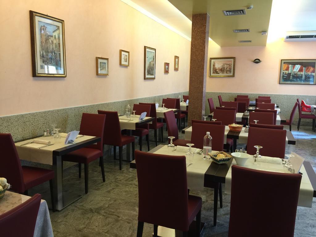 Hotel Ragno D'Oro Sottomarina Exterior photo